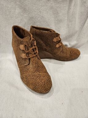 Toms Womens 10 Shoes Kala Wedge Bootie Ortholite Tan Mini Cheetah Suede